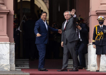 Luis Arce y Alberto Fernández, en el ingreso a Casa Rosada, este jueves. Foto: AFP