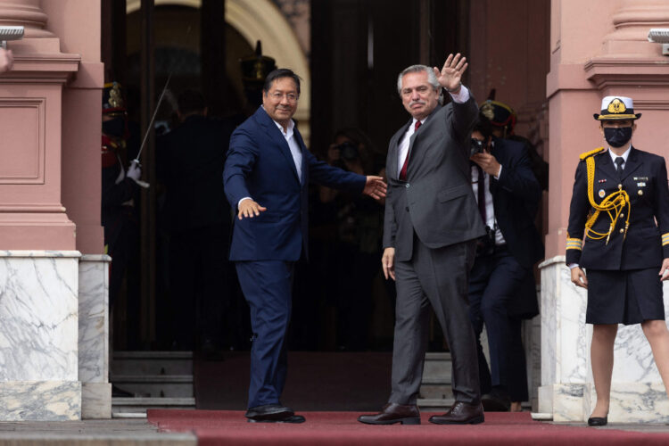 Luis Arce y Alberto Fernández, en el ingreso a Casa Rosada, este jueves. Foto: AFP