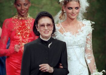 La diseñadora japonesa Hanae Mori, aplaudida tras la presentación de su colección de alta costura otoño/inverno 1997-1998 en París. Foto: AP.