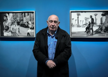 El fotógrafo y director francés Raymond Depardon posa durante una sesión de fotos en su exposición titulada "Son oeil dans ma main" (Su ojo en mi mano) en el Instituto del Mundo Árabe (IMA). Foto: AFP.