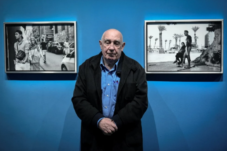 El fotógrafo y director francés Raymond Depardon posa durante una sesión de fotos en su exposición titulada "Son oeil dans ma main" (Su ojo en mi mano) en el Instituto del Mundo Árabe (IMA). Foto: AFP.