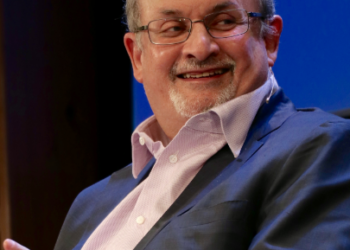 El escritor Salman Rushdie. Foto: Wikipedia.