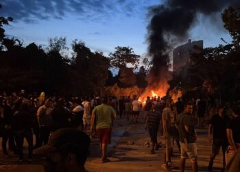 Violentos enfrentamientos entre vecinos del Cordón Ecológico cruceño dejan al menos cinco heridos