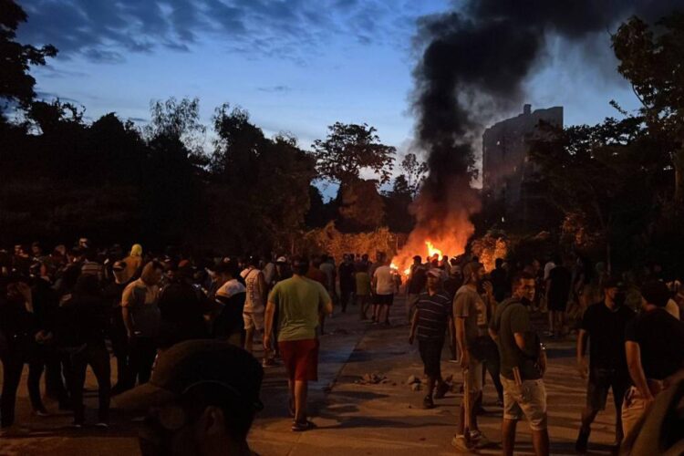 Violentos enfrentamientos entre vecinos del Cordón Ecológico cruceño dejan al menos cinco heridos