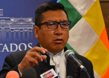 Mamani cree que algunos medios ‘no venden’ sin hablar del ‘evismo o masismo’