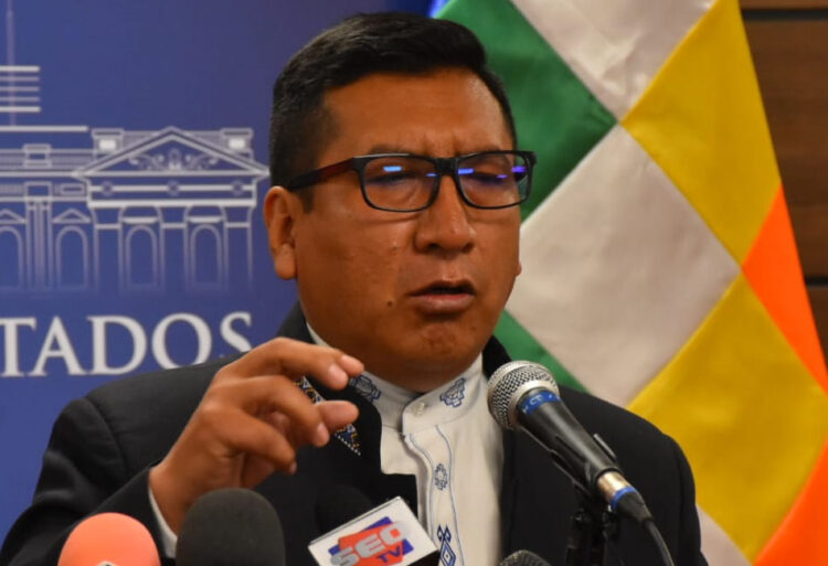 Mamani cree que algunos medios ‘no venden’ sin hablar del ‘evismo o masismo’