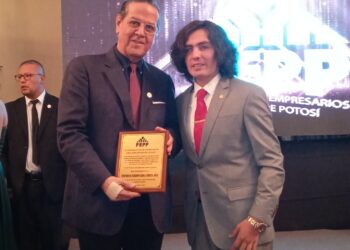 A nombre de FCA, Carlos Gill Ramírez recibió reconocimiento de los empresarios potosinos
