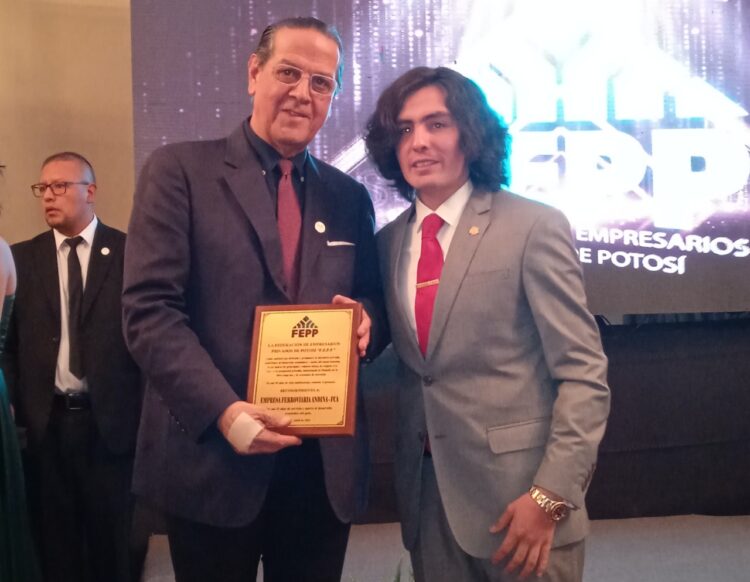 A nombre de FCA, Carlos Gill Ramírez recibió reconocimiento de los empresarios potosinos