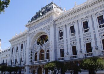 La Policía aprehende a secretaria de la Gobernación de Chuquisaca por ‘cobros irregulares’