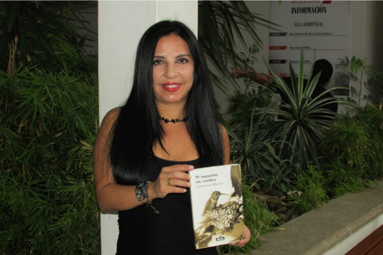 Premian un libro escrito por Giovanna Rivero