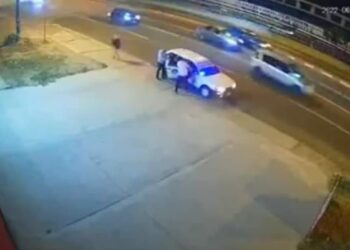 Imágenes captadas del momento de la golpiza a una joven en un taxi luego del recital de Christian Nodal. Foto: Ministerio de Gobierno