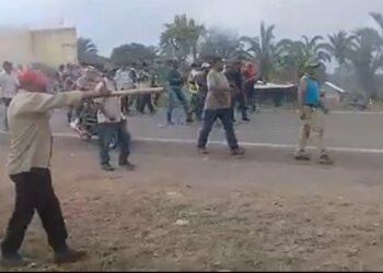 Comunarios de Guarayos desalojan a bloqueadores campesinos en enfrentamiento y desbloquean carretera
