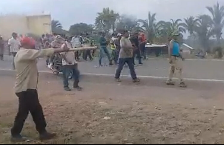 Comunarios de Guarayos desalojan a bloqueadores campesinos en enfrentamiento y desbloquean carretera