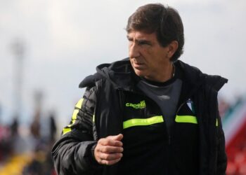 Gustavo Costas llegará el domingo por la madrugada a La Paz