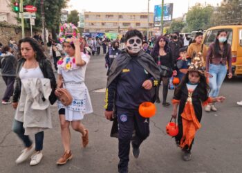 Los niños toman las calles y se despliega personal para un Halloween seguro