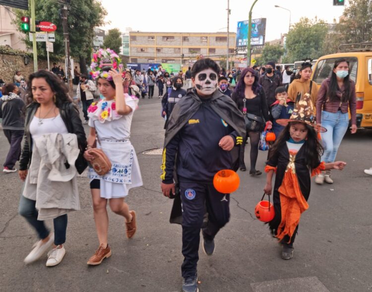 Los niños toman las calles y se despliega personal para un Halloween seguro
