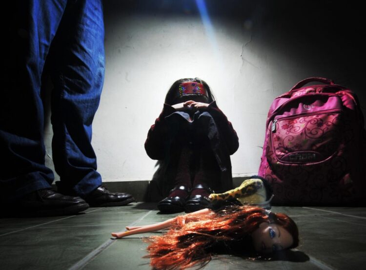 Hombre de 41 años es aprehendido por violar a su hijastra de 13