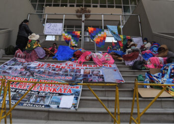 Grupo de víctimas de masacres acude a la OACNUDH para que medie en conflicto con el Gobierno