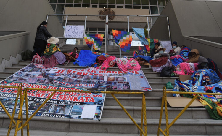 Grupo de víctimas de masacres acude a la OACNUDH para que medie en conflicto con el Gobierno