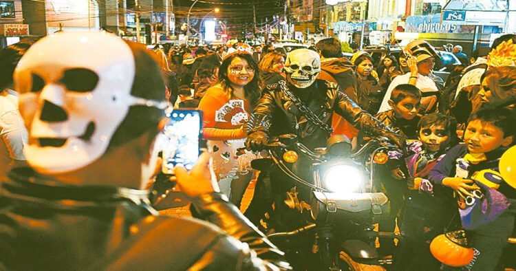 Niños toman las calles por Halloween