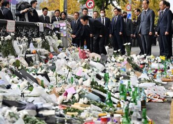 Los asistentes han marchado con velas y pancartas negras para concentrarse en las vigilias. Foto: AFP