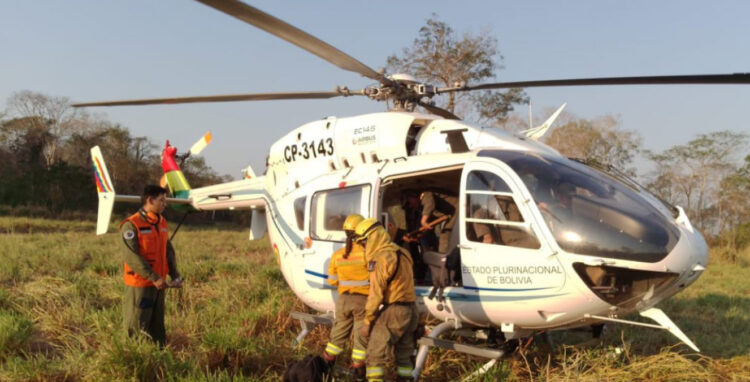 Defensa Civil se moviliza por tierra y aire para sofocar tres incendios forestales en Beni