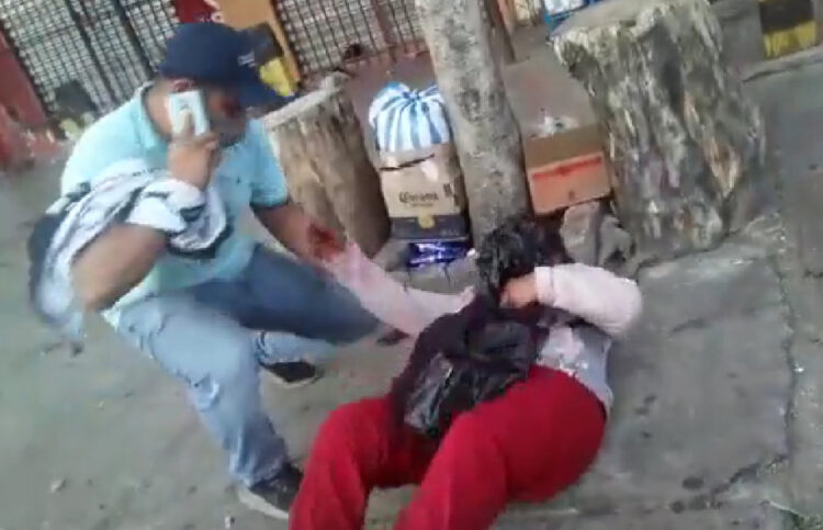 Reportan heridos graves en enfrentamientos con ‘mañaneros’ en la Feria de Barrio Lindo de Santa Cruz