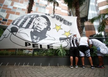 Los hinchas se congregan para rezar por Pelé