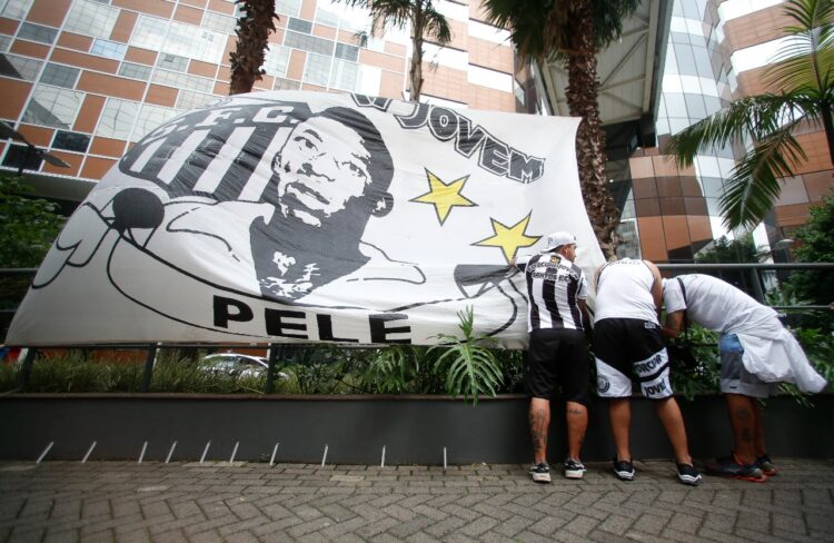 Los hinchas se congregan para rezar por Pelé