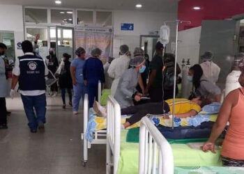 Más de 50 menores terminan en el hospital con intoxicación y apuntan al desayuno escolar
