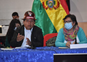 Juan Carlos Huarachi y la ministra Verónica Navia. Foto: APG