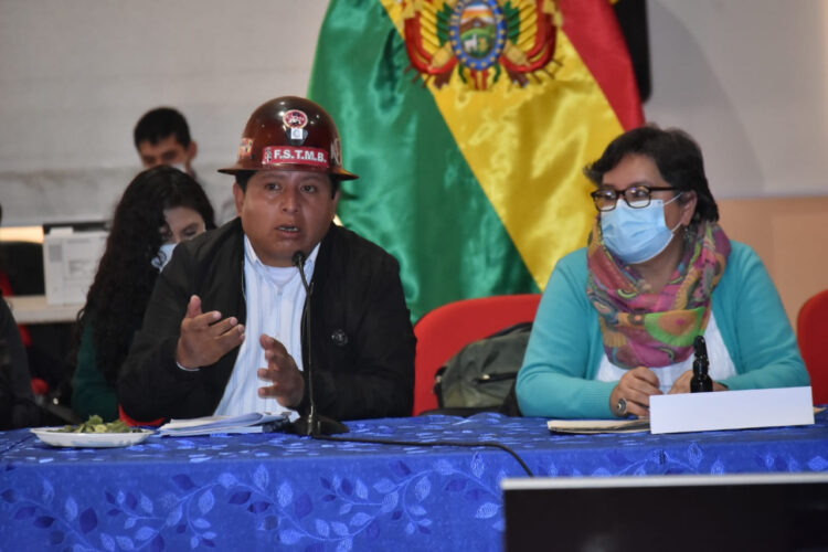 Juan Carlos Huarachi y la ministra Verónica Navia. Foto: APG