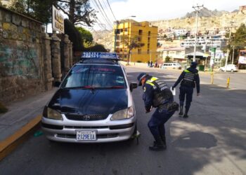 Guardia municipal realiza la inmovilización del vehículo. Foto: AMUN