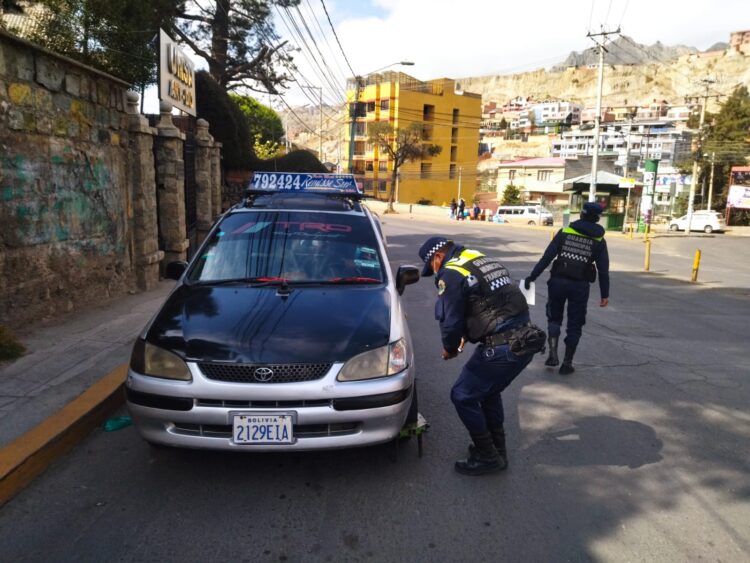 Guardia municipal realiza la inmovilización del vehículo. Foto: AMUN