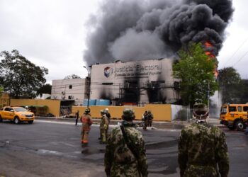 Incendio en tribunal electoral de Paraguay quema miles de urnas electrónicas a dos meses y medio de primarias