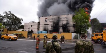 Incendio en tribunal electoral de Paraguay quema miles de urnas electrónicas a dos meses y medio de primarias