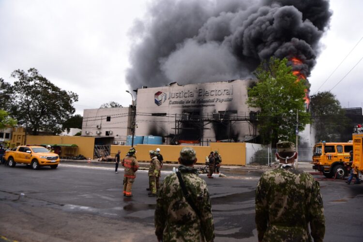 Incendio en tribunal electoral de Paraguay quema miles de urnas electrónicas a dos meses y medio de primarias
