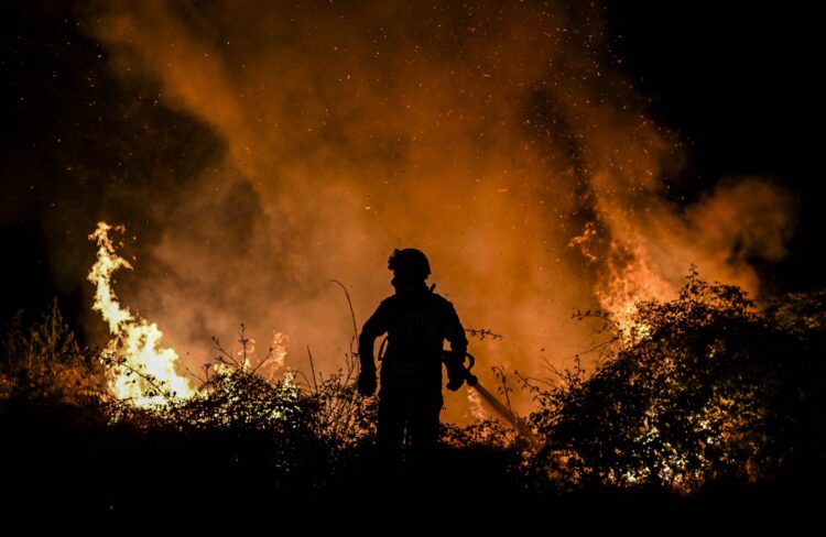 Portugal, bajo estado de alerta, sigue luchando contra varios incendios