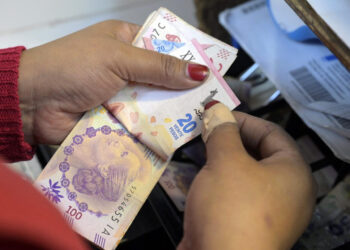 Inflación desbordada en Argentina alcanza 7,0% en agosto y 56,4% desde enero
