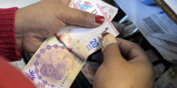 Inflación desbordada en Argentina alcanza 7,0% en agosto y 56,4% desde enero