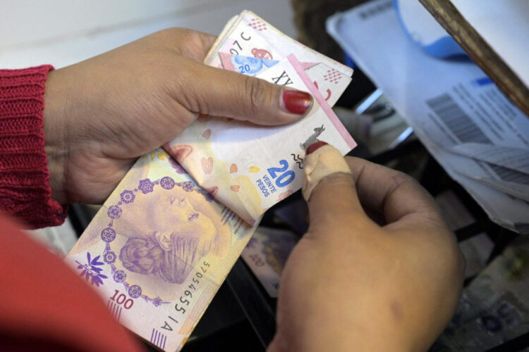 Inflación desbordada en Argentina alcanza 7,0% en agosto y 56,4% desde enero