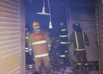 Los bomberos trabajando durante la madrugada