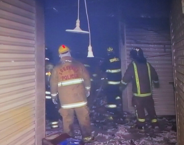 Los bomberos trabajando durante la madrugada