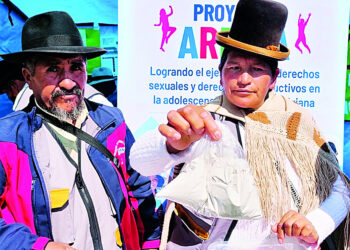 Médicos naturistas presentan el 'cebo de zorrino'. Foto: Isabel Moreno