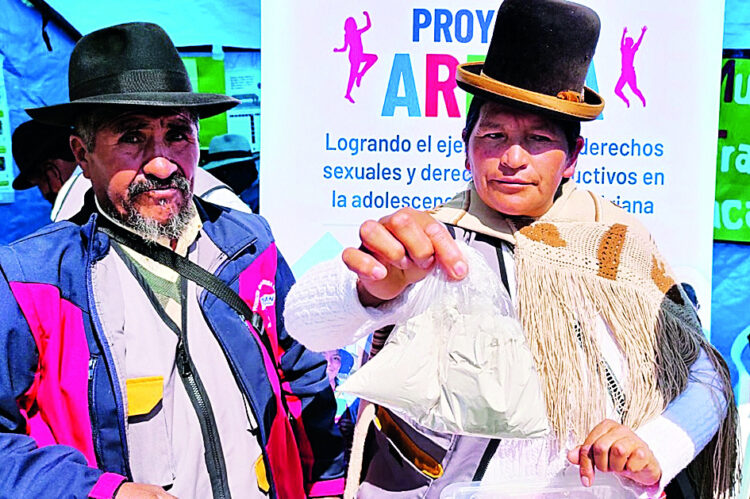 Médicos naturistas presentan el 'cebo de zorrino'. Foto: Isabel Moreno