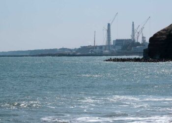 Japón aprueba plan para verter agua contaminada de Fukushima al océano