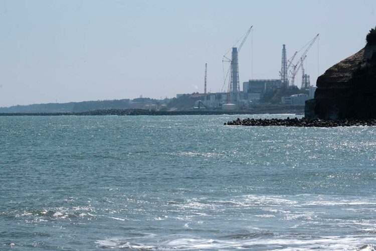 Japón aprueba plan para verter agua contaminada de Fukushima al océano