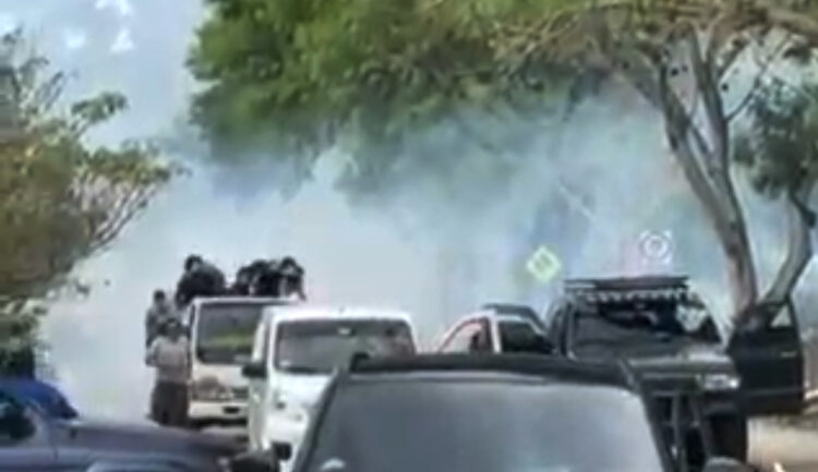 Hostigamiento a la casa del alcalde cruceño Fernández; hallan armas en un auto