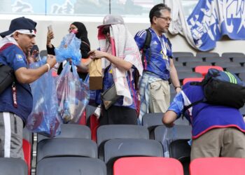Hinchas japoneses se hacen virales luego de limpiar el estadio tras la derrota de su selección frente a Costa Rica