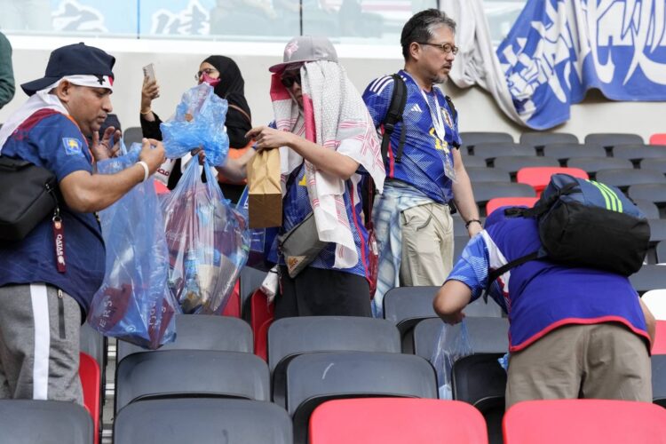 Hinchas japoneses se hacen virales luego de limpiar el estadio tras la derrota de su selección frente a Costa Rica